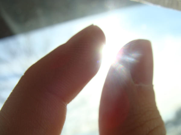 sun_between_my_fingers_by_thisbodyholdingme6.jpg