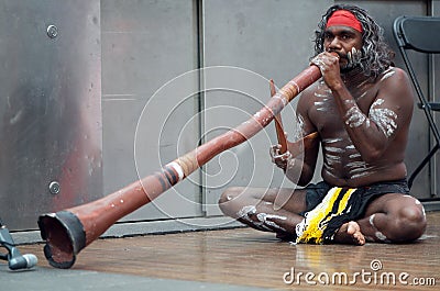 aboriginal-didgeridoo-player-23506155.jpg