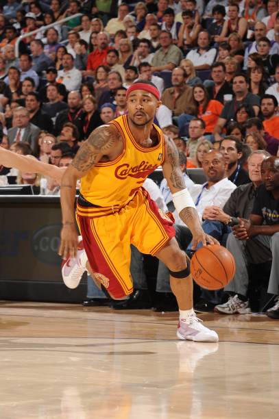 mo-williams-of-the-cleveland-cavaliers-moves-the-ball-up-court-during-picture-id85583597